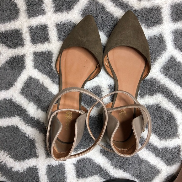 Size 8 Pointy Toe Flats with Ankle Strap in olive - Picture 4 of 5